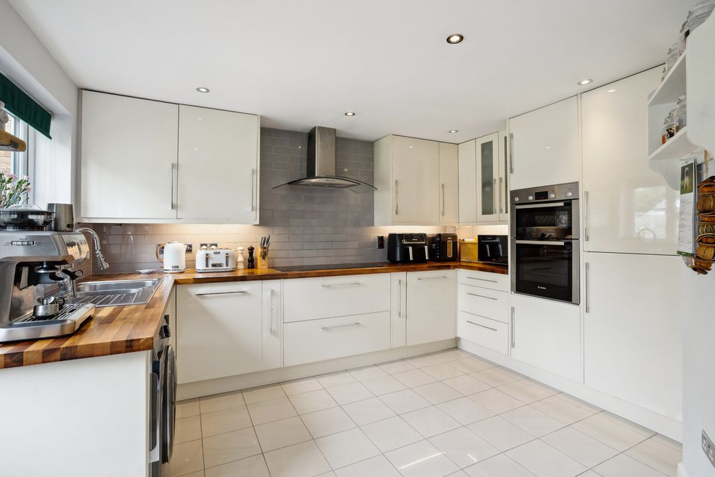 Property photo 2 of 23