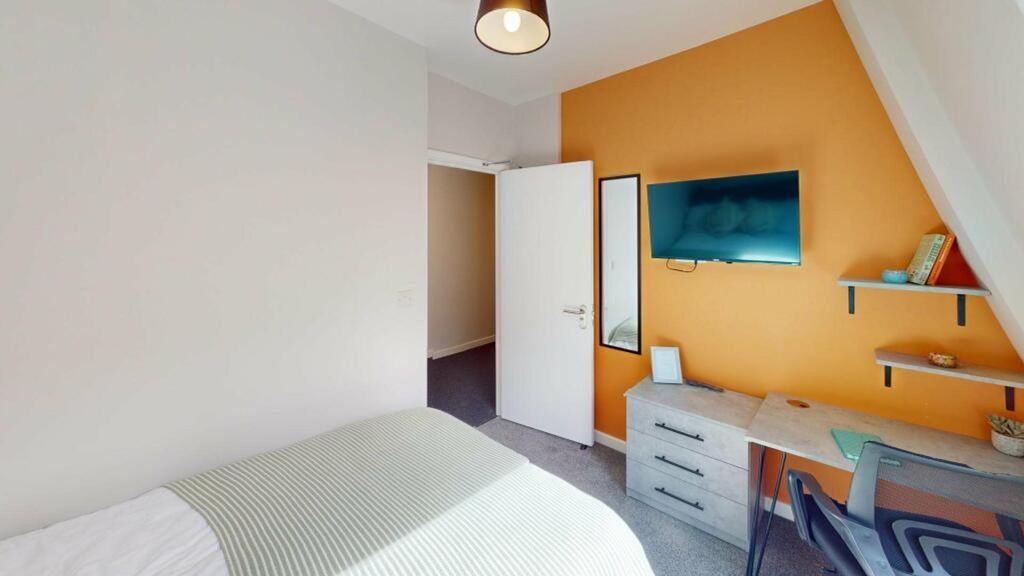 Property photo 3 of 14 A Bright And Tidy Double Bedroom Featuring Modern ...