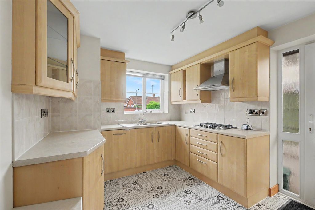 Property photo 3 of 19 Breakfast Kitchen