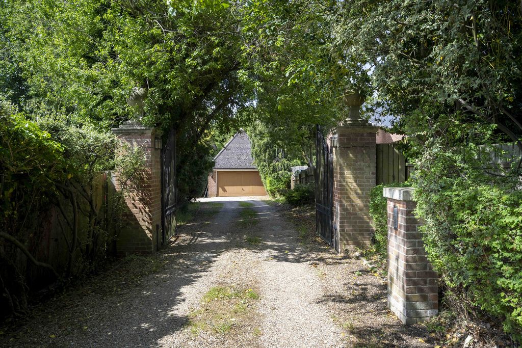 Property photo 3 of 33