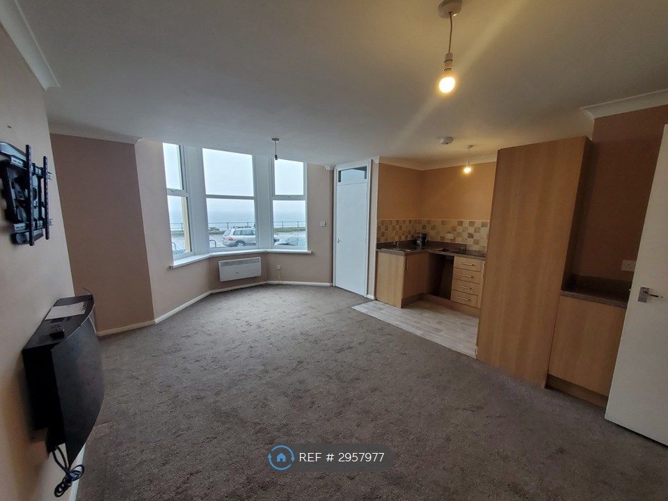 Property photo 3 of 9 Living Space
