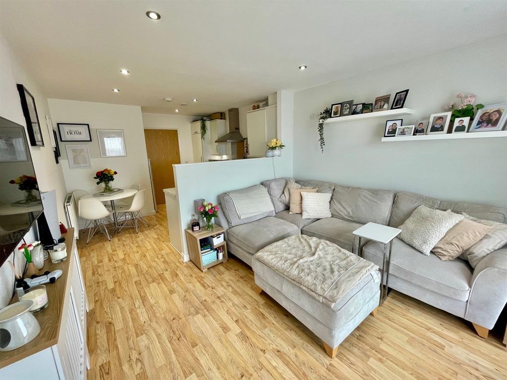 Property photo 3 of 11 18 Lewis House Lounge 2.Jpg