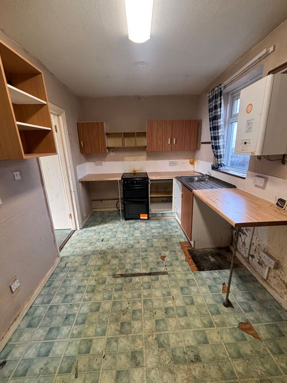 Property photo 3 of 8 Kitchen