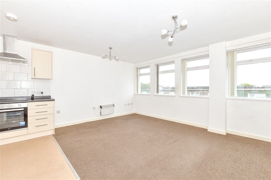 Property photo 2 of 8 Lounge/Kitchen