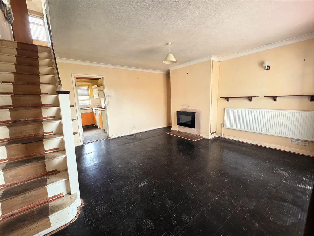 Property photo 3 of 11 11 Cowley Way - Lounge.Jpg