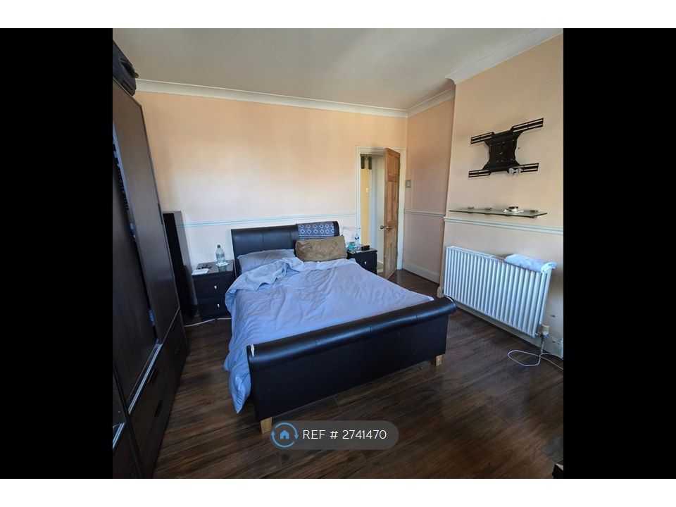 Property photo 1 of 15 Main Bedroom