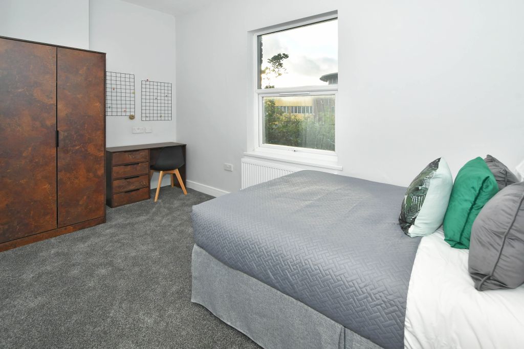 Property photo 1 of 12 Room 4 - Double Ensuite