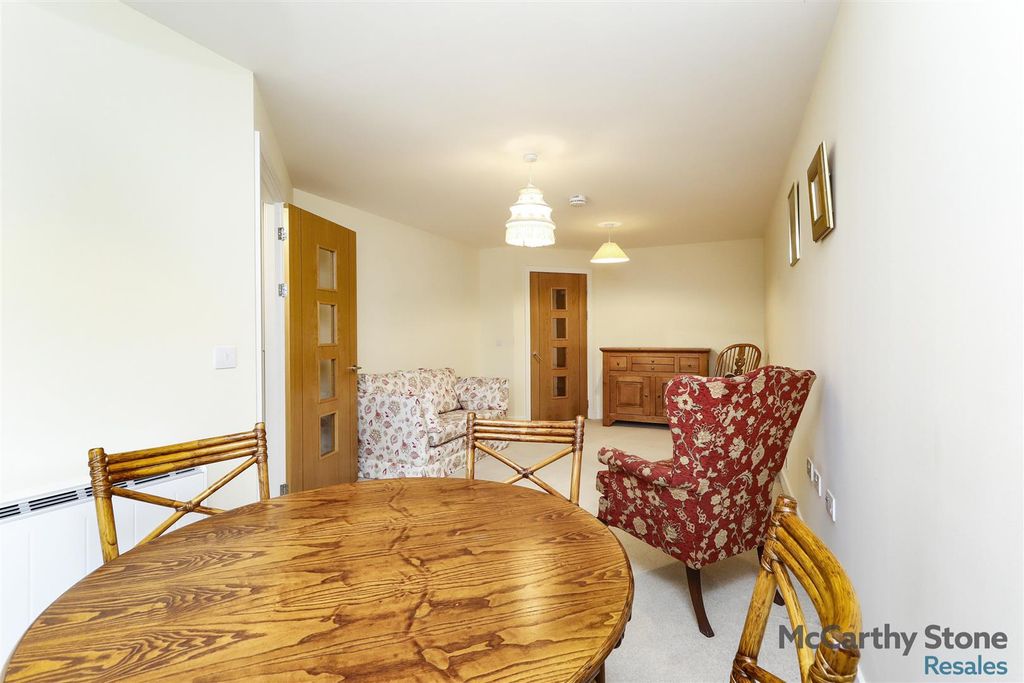 Property photo 3 of 18 Livingrm(B)49Rw.Jpg