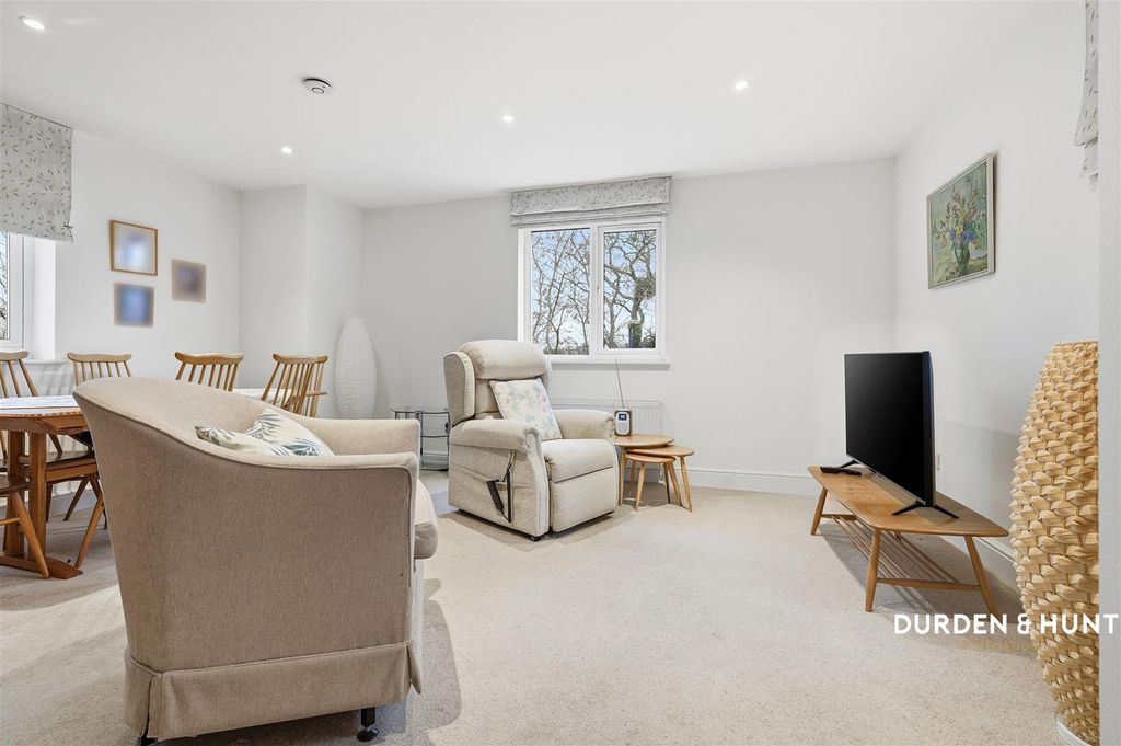 Property photo 2 of 16 Lime Tree Close