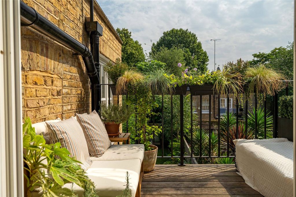 Property photo 2 of 9 Terrace