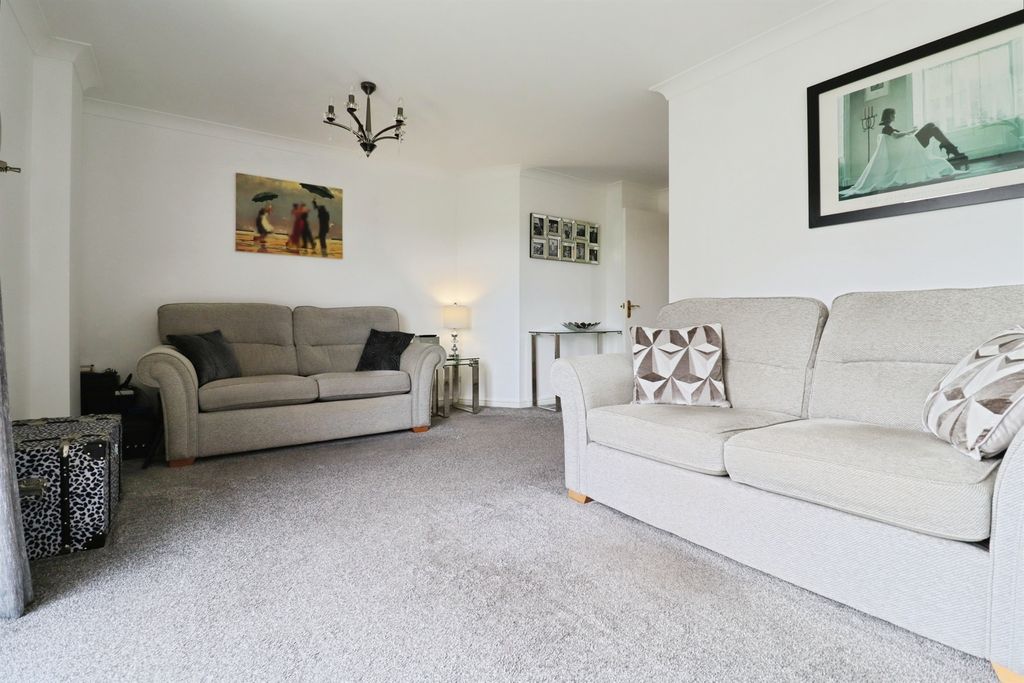 2 bed flat for saleY Rhodfa, Barry CF63 photo 4
