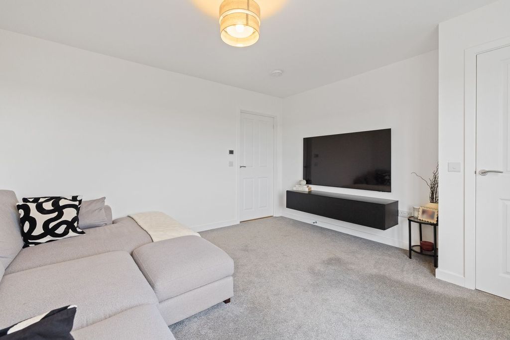 Property photo 3 of 32
