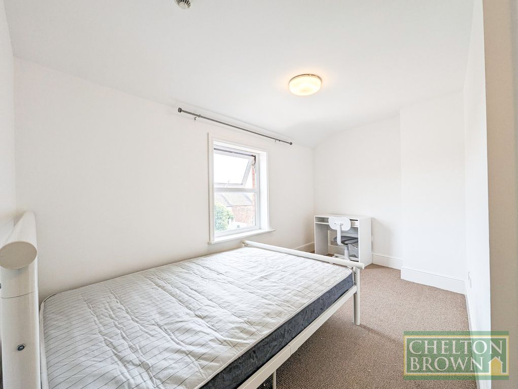 Property photo 3 of 12 Living Space