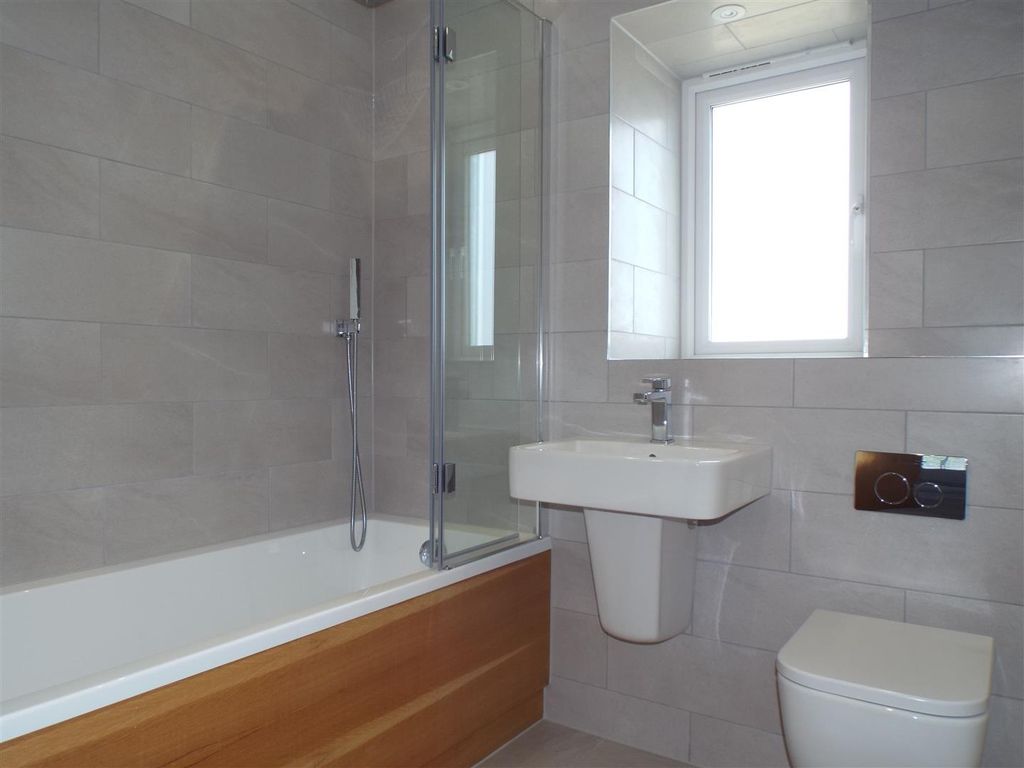 Property photo 3 of 14 Family Bathroom