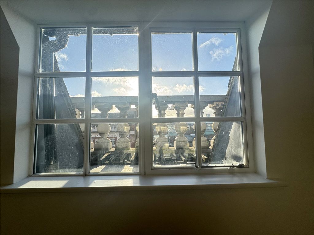 Property photo 3 of 10 Flat 403