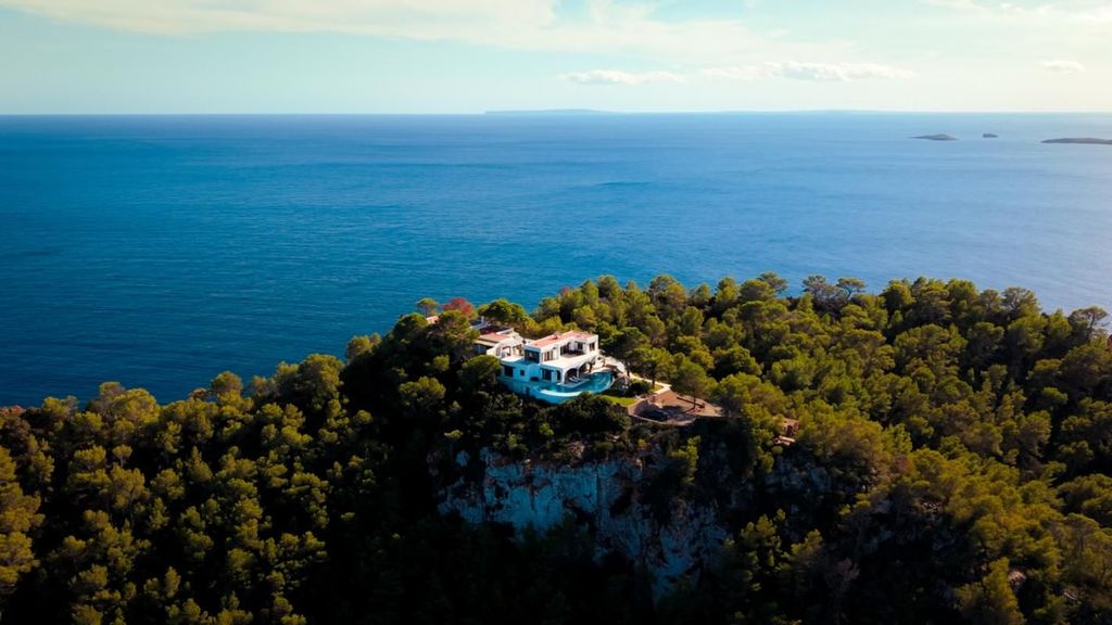 Property photo 2 of 32