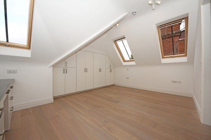 Property photo 2 of 8 Bedroom 01