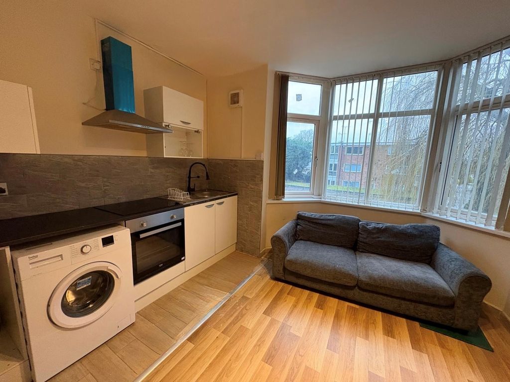 Property photo 2 of 6 Bedroom