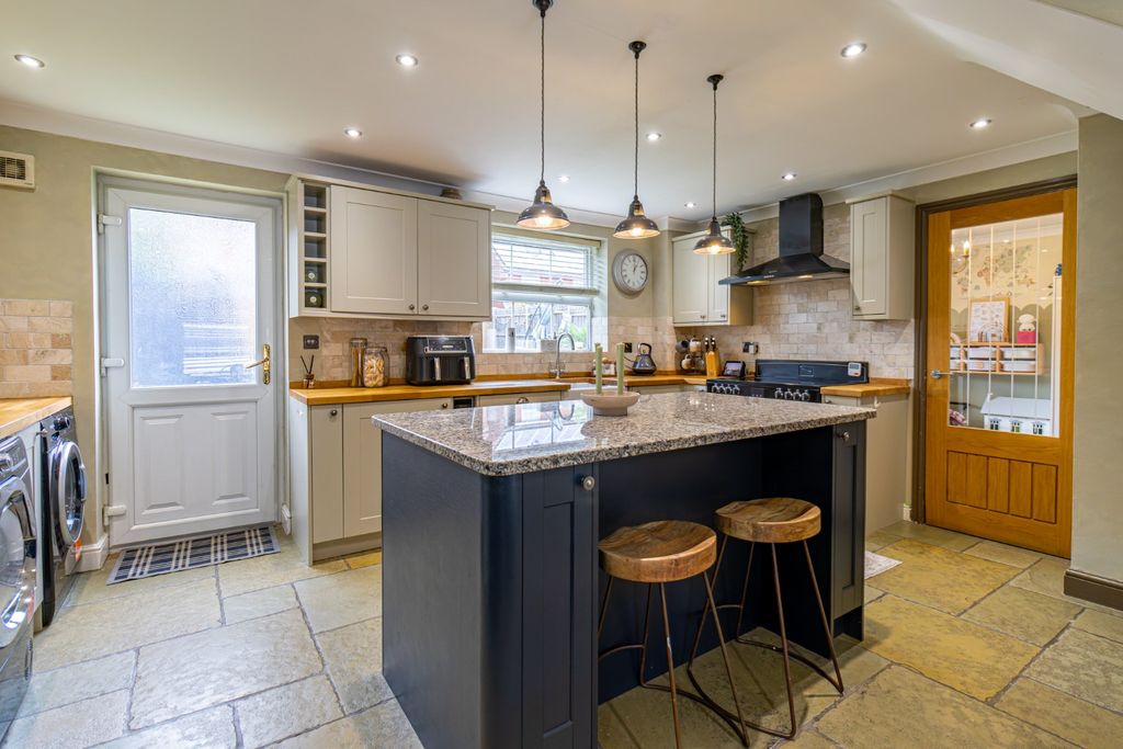 Property photo 3 of 38 4327475