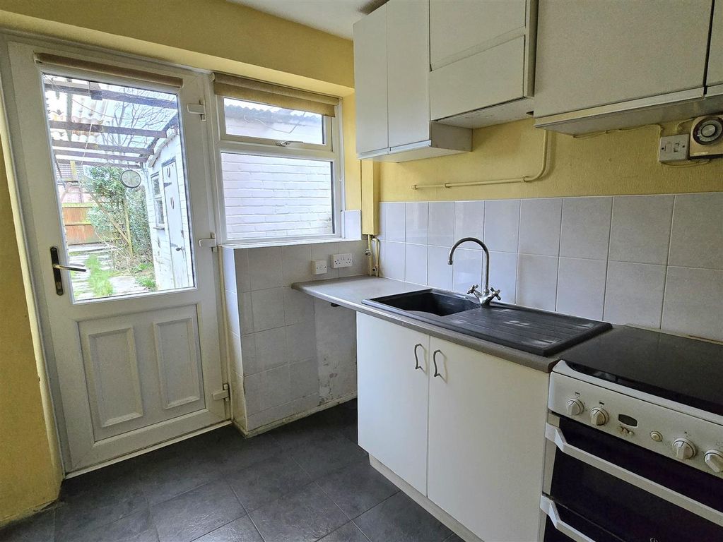 Property photo 3 of 10 Kitchen