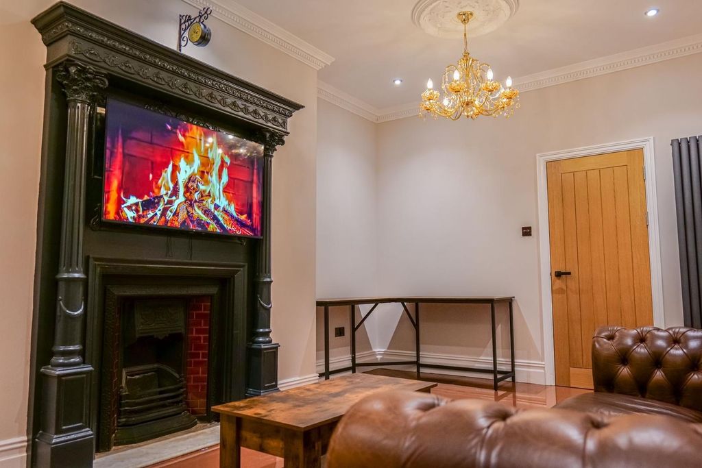 Property photo 1 of 11 Living Room