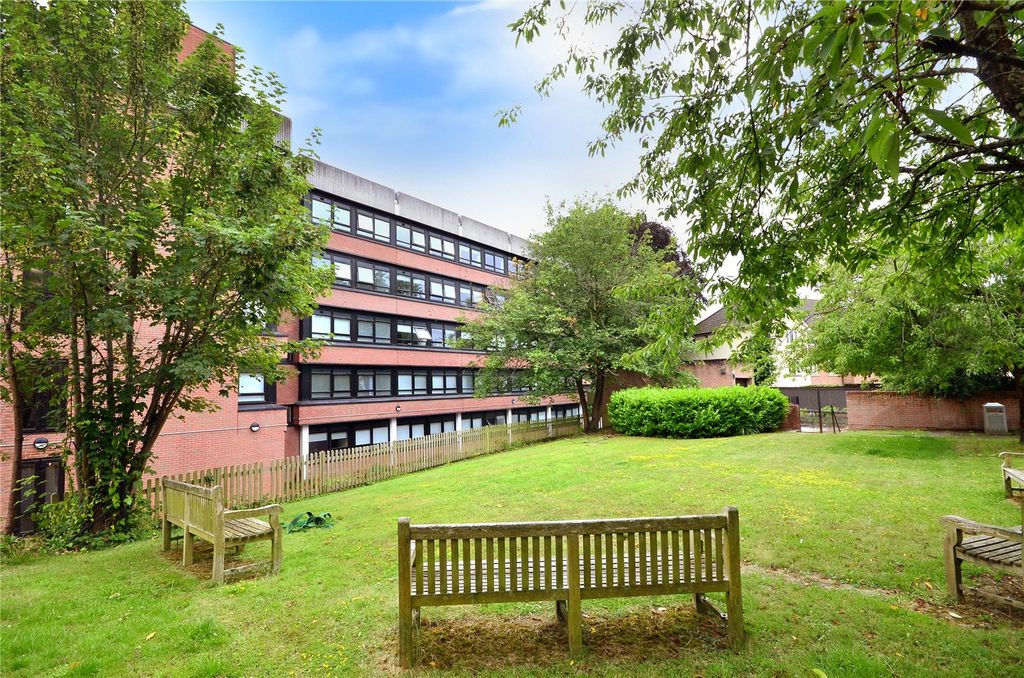 Property photo 1 of 12 Communal Gardens