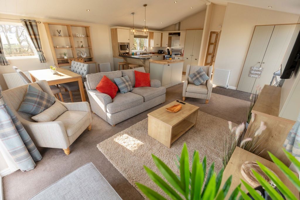 Property photo 2 of 32