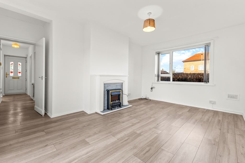 Property photo 3 of 12 Living Room - 5 Swithin Road - Ewemove Sale