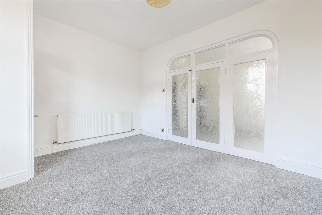 Property photo 3 of 16 Lounge