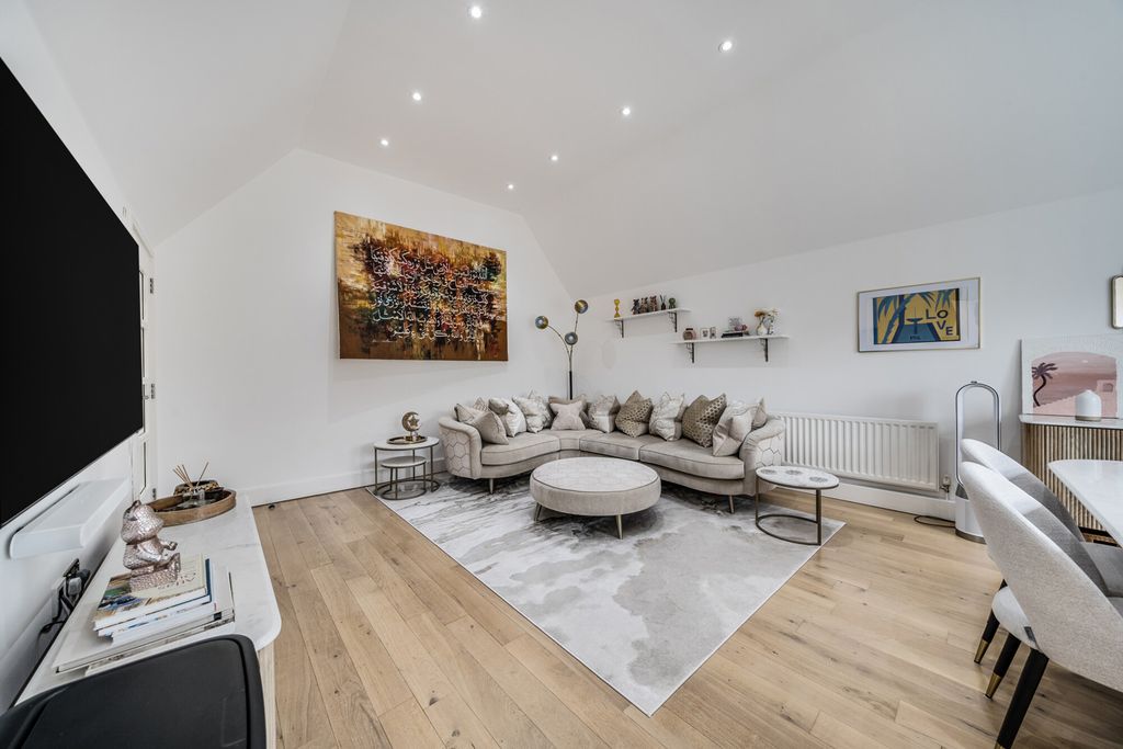 Property photo 2 of 19 Lounge