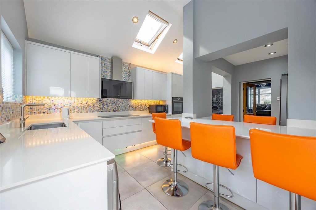 Property photo 2 of 46 Kitchen/Breakfast Room