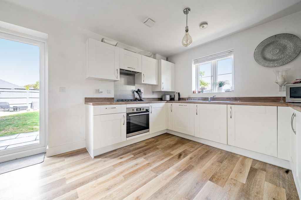 Property photo 3 of 12 Kitchen/ Dining Room