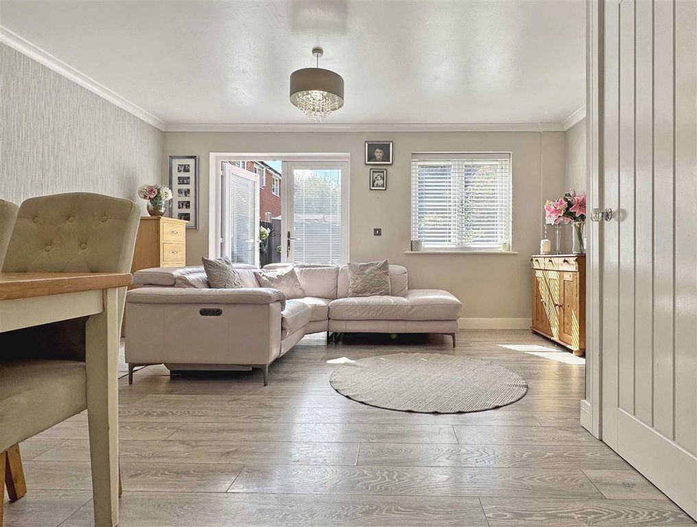 Property photo 2 of 17 Lounge Diner.Jpg