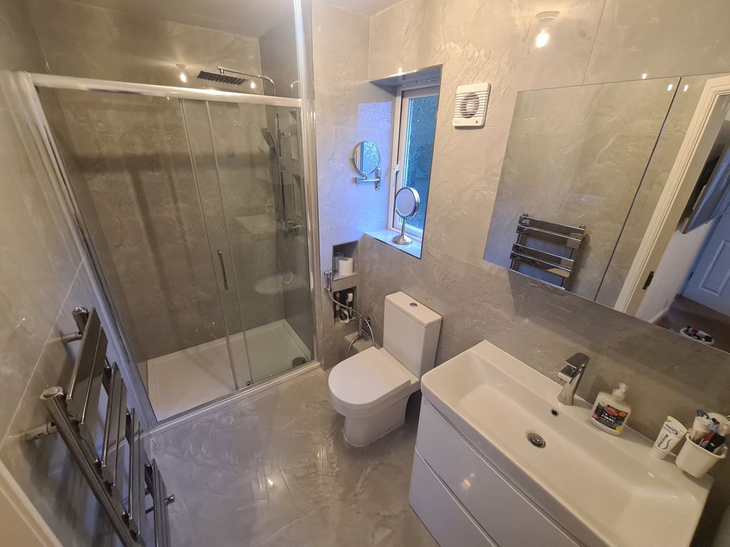 Property photo 2 of 14 En-Suite