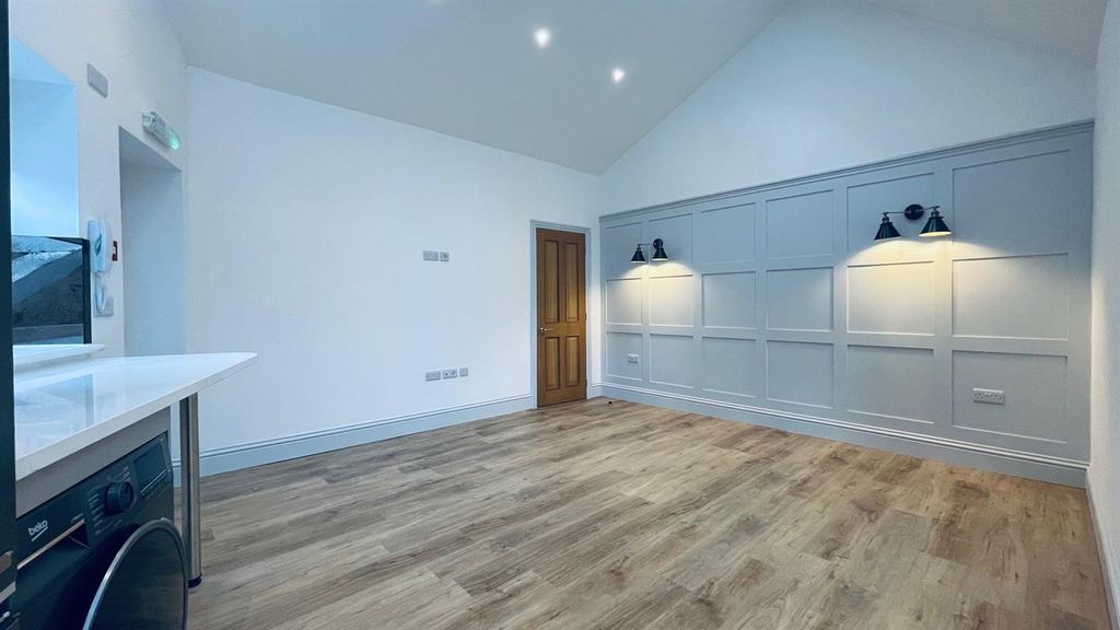 Property photo 3 of 6 Photo 4