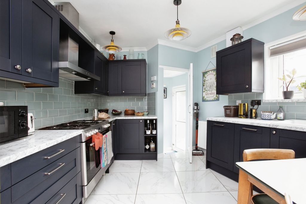 Property photo 3 of 10 Kitchen