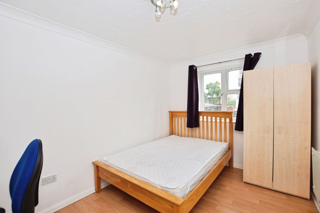 Property photo 3 of 11 Bedroom 1 (2)