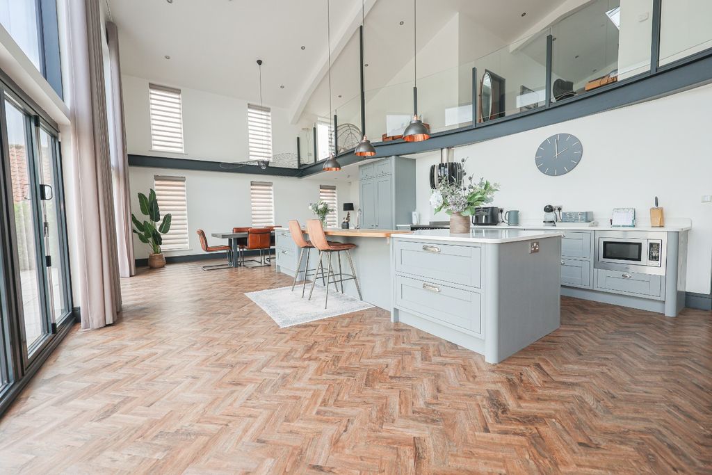 Property photo 2 of 38 4550323