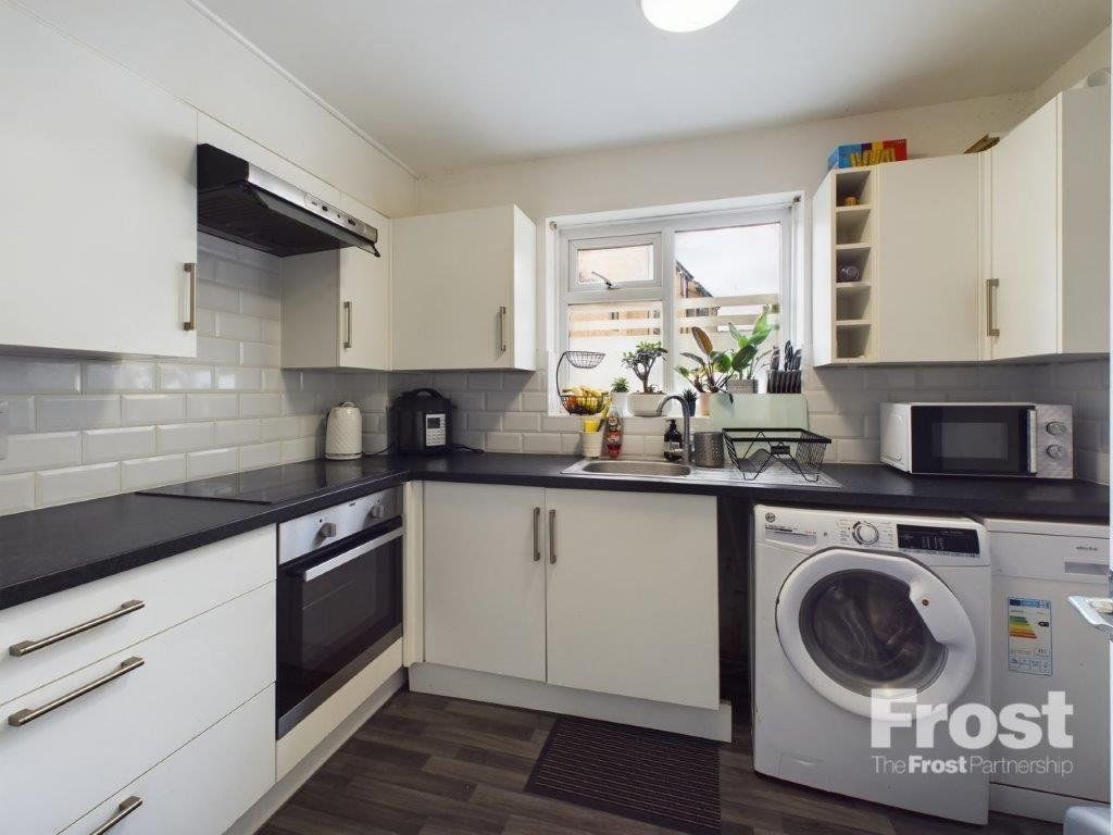 Property photo 3 of 8 Kitchen