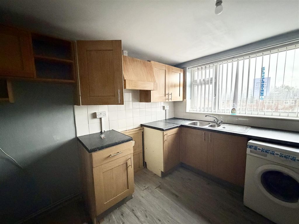 Property photo 3 of 6 Kitchen