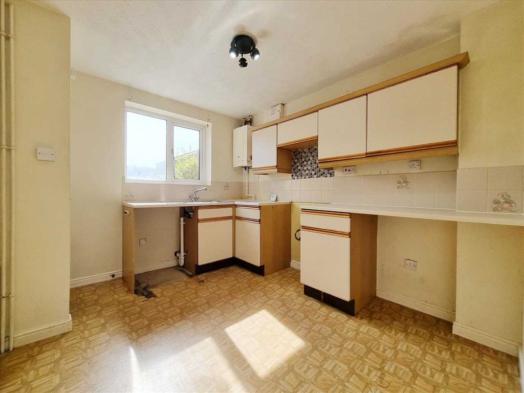 Property photo 2 of 8 Kitchen: