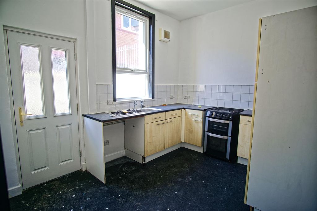 Property photo 3 of 8 Kitchen