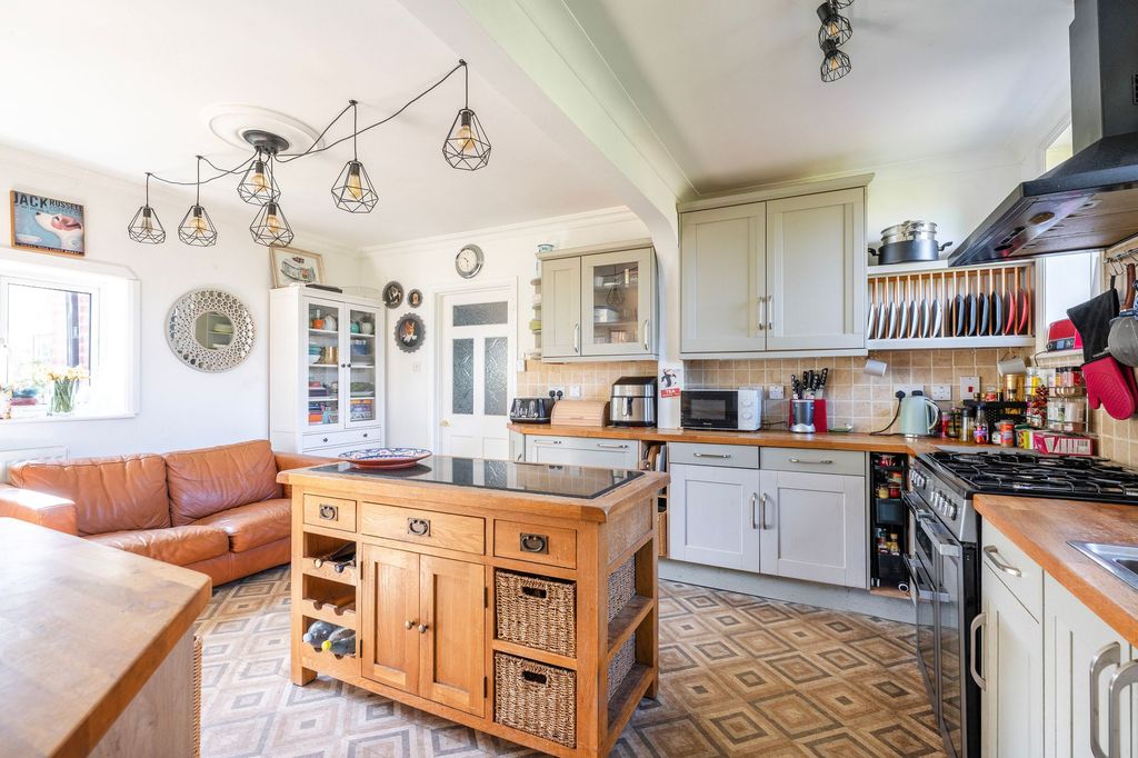 Property photo 3 of 28