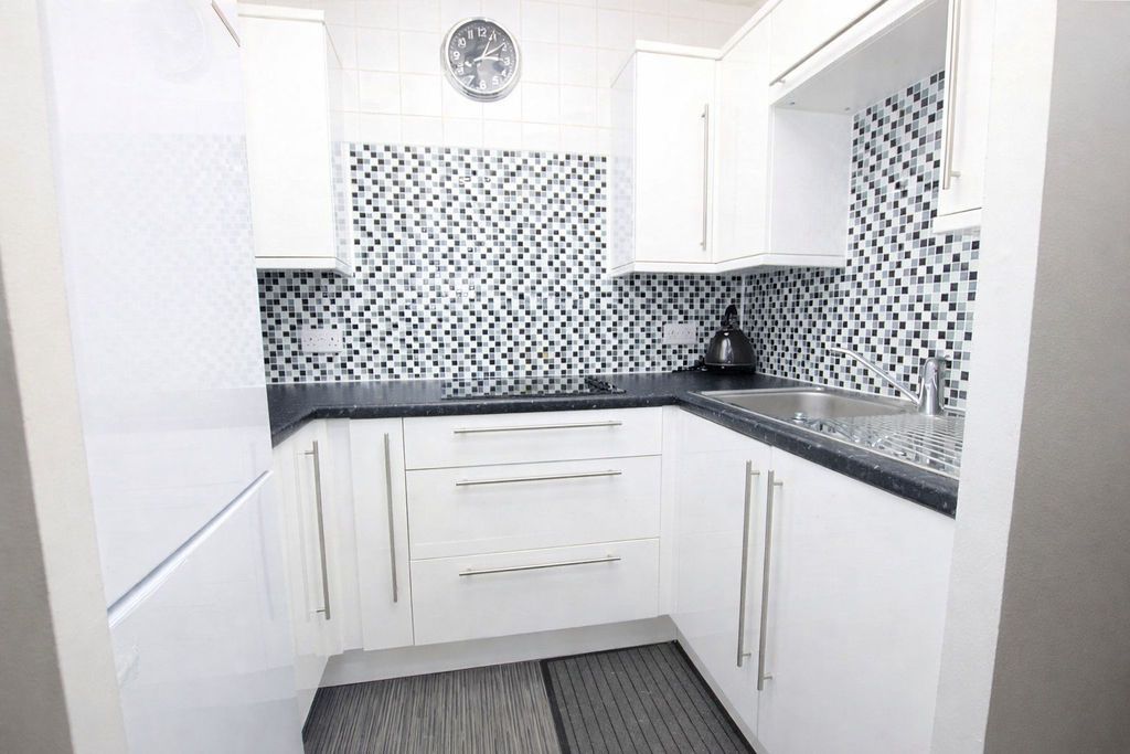 Property photo 3 of 9 Kitchen
