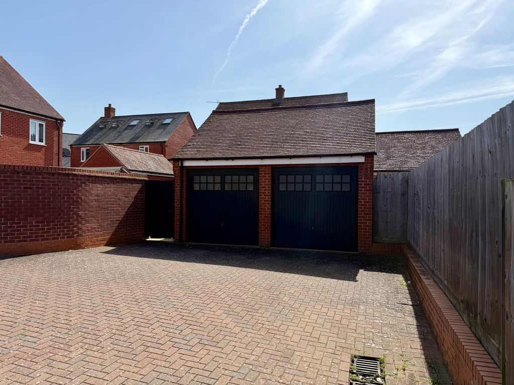 Property photo 2 of 10 Garage