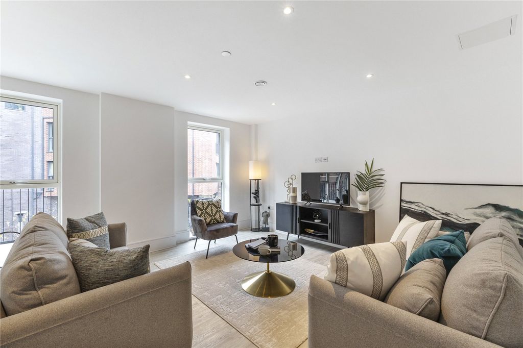 Property photo 3 of 12 Show Apartment