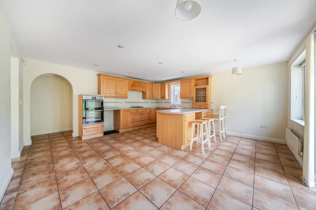 Property photo 3 of 25 Kitchen