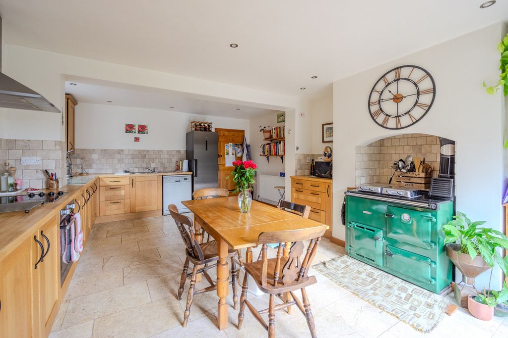 Property photo 3 of 34