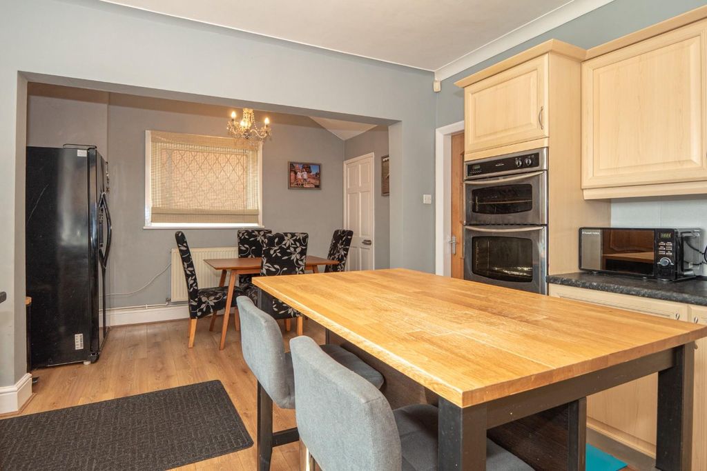 Property photo 3 of 18 Kitchen