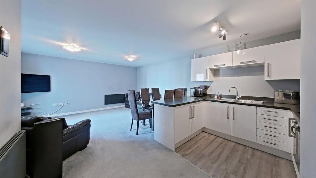 Property photo 3 of 17 Kitchen/Lounge/Diner